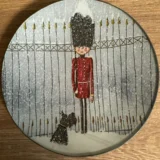 Platos decoupage para regalar León cascanueces en la nieve con perro